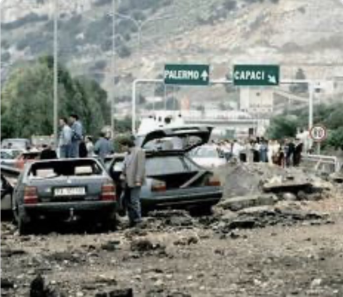 GiangrassoMaria's tweet photo. Il 23 maggio 1992 si consumava la strage di Capaci, in cui persero la vita Giovanni Falcone, il magistrato simbolo della lotta antimafia, sua moglie Francesca Morvillo, anche lei magistrato, e gli agenti della scorta Vito Schifani, Rocco Dicillo e Antonio Montinaro. https://t.co/6FRN84bdAD