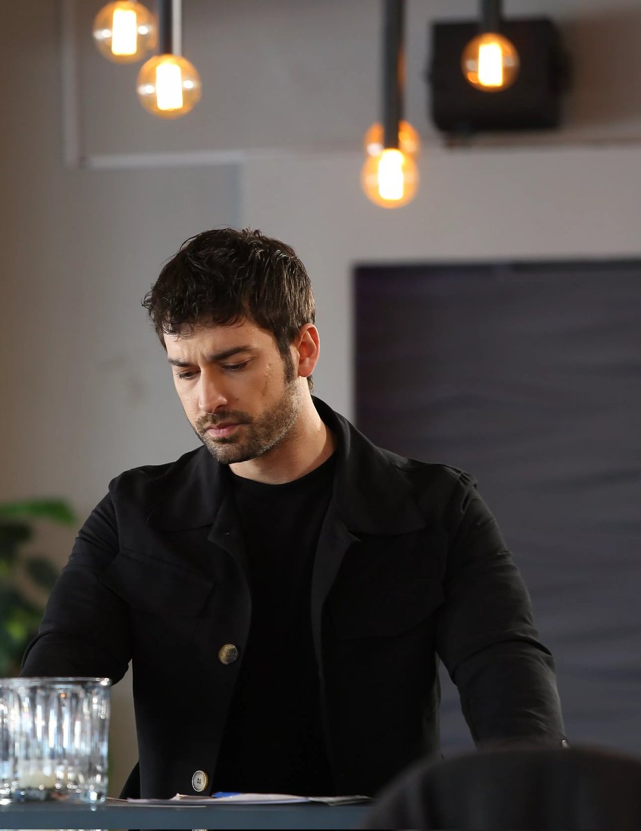 büyüleyici gülümsemen sıcak tavırların ve paylaştığın sevginin hassasiyetini seviyorum benim için çok özelsin r

#AlpNavruz AlpNavruz
#HalilTekin #YürekÇıkmazı