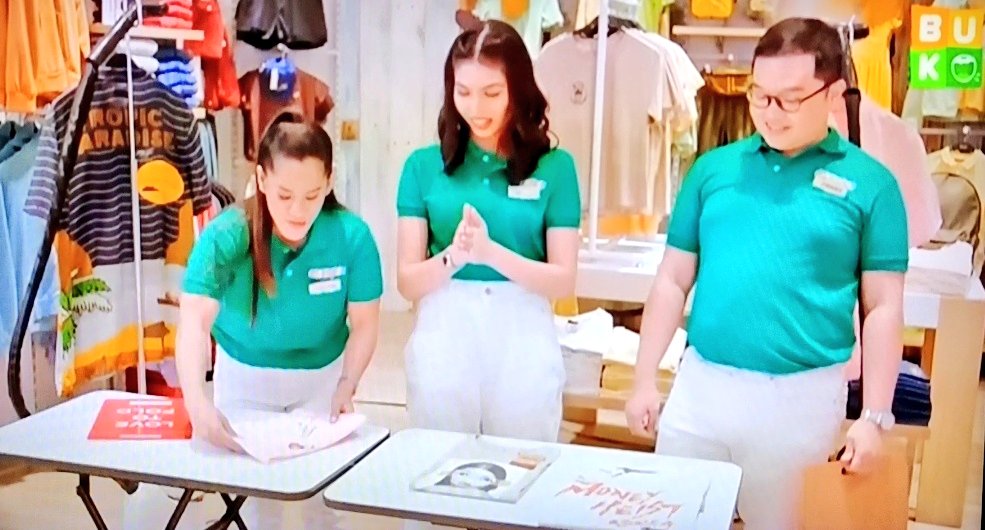 ma1208an's tweet photo. Folding and steaming👏

@mainedcm | #MaineMendoza
#MGSalesAssociate https://t.co/vGmlqbAJ6m