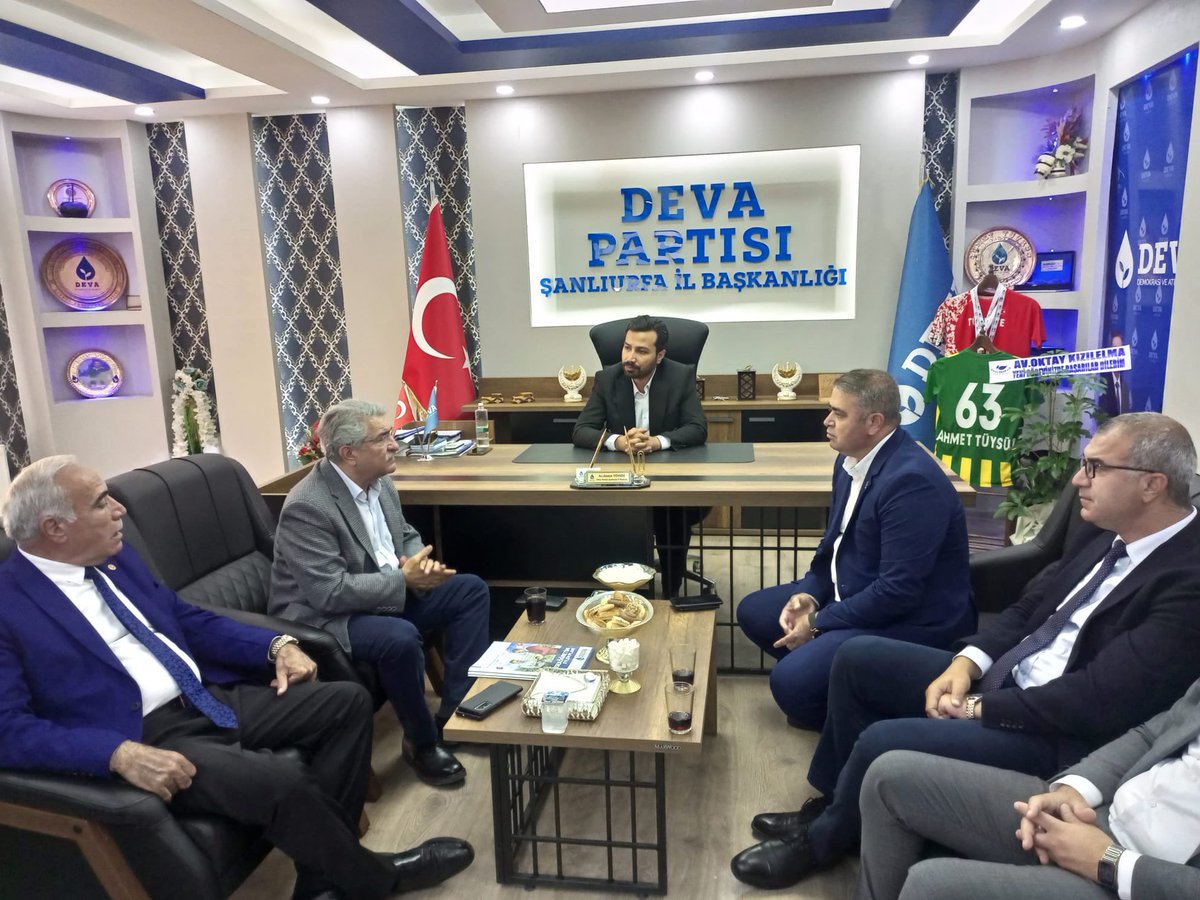 EyyubiyedeDEVA's tweet photo. Cumhurbaşkanı adayımız Sn. @kilicdarogluk ‘a destek istişaresi vesilesiyle Eski Kültür ve Turizm Bakanı Sn. @dfikrisaglar  CHP önceki dönem Mv. Sn. @azizaydinlikchp, İl Kurucu Başkanımız Sn. @AvAhmetTuysuz’ü il başkanlığımızda ziyaret etti.
@devapartisi @alibabacan https://t.co/r374cS7iYD