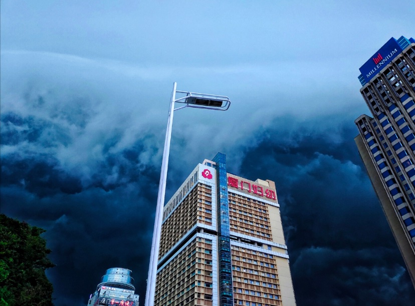 On the afternoon of May 22nd, black clouds topped the sky in Xiamen