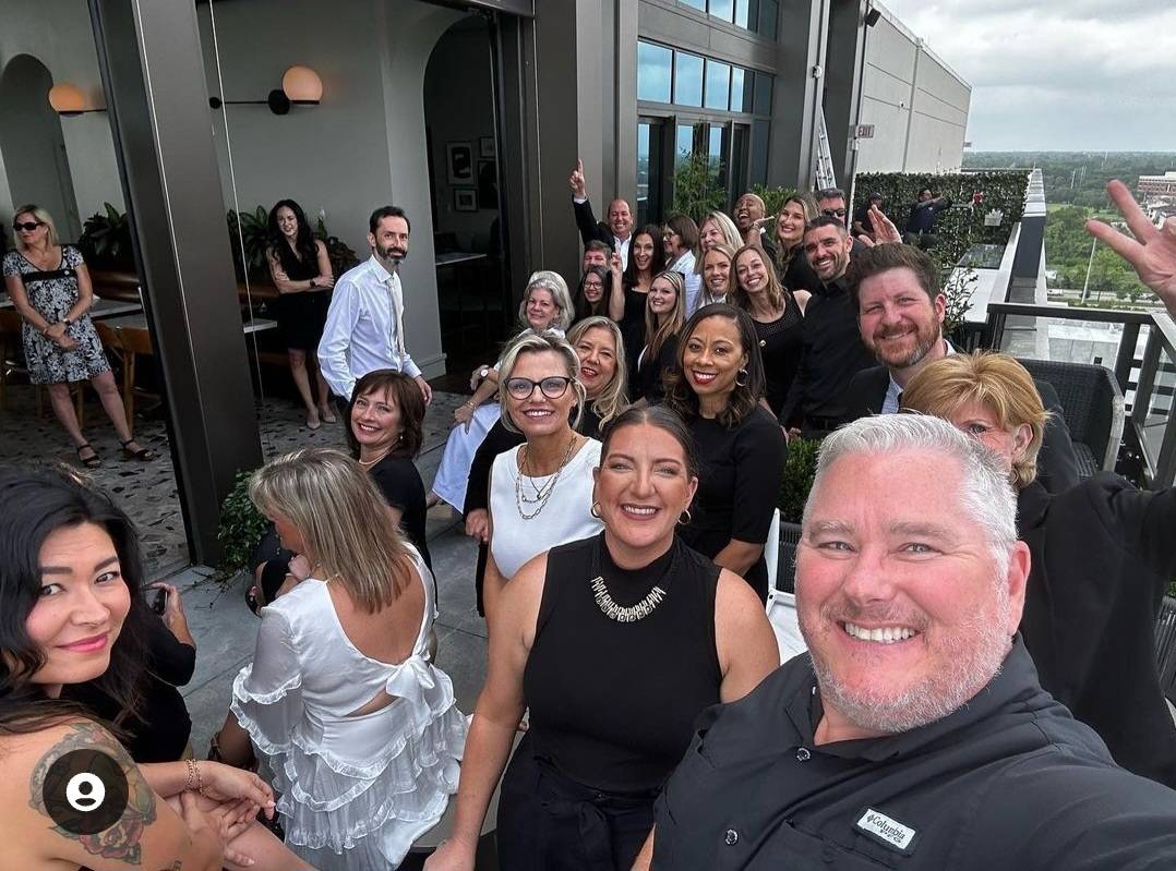 RealtyONESav's tweet photo. Repost @arthurhurtrealtor- ONE amazing group of Realtors!Rooftop vibes & photo shoot ready for the #ONEteam @savannahmagazine photo shoot.®️☝️☝🏾🏡🌆💛🖤
#RealtyOneGroupInclusion
#WakeUpToWin
#UNbrokerage
#SavannahMagazine
#Realtors
#BarJulian
#PaintSavannahGOLD
#COOLture https://t.co/XYedB9s95K