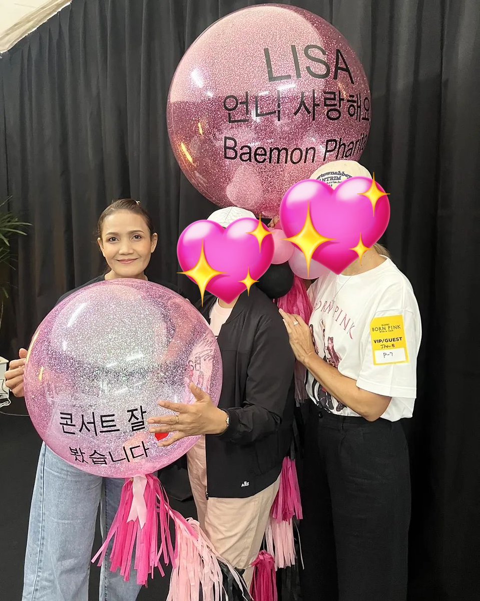 BABYMONSTER's #PHARITA sent Rosé & lisa a balloon bouquet for blackpink concert in Bangkok . 

She's the one who sang gone during evaluation along with ahyeon & asa. 

#ROSÉ #로제