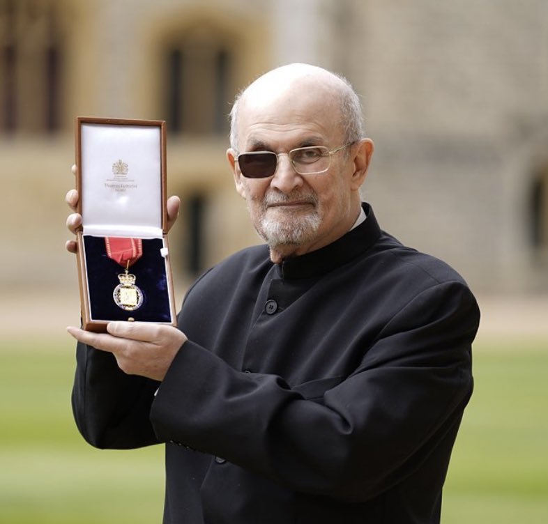 CourtierRoyal's tweet photo. 👑✍🏻

My warmest congratulations to Sir @SalmanRushdie, who was made a Companion of Honour by the Princess Royal during an investiture ceremony at Windsor Castle today! https://t.co/ixIMn1OdDj
