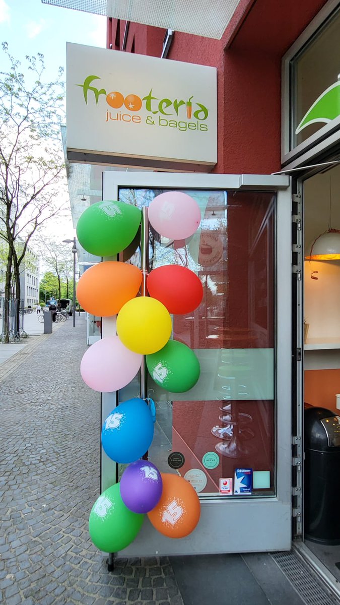 frooteria's tweet photo. 📷📷📷
wir feiern geburtstag!
am 23.5.2008, vor exakt 15 jahren, haben wir die frooteria eröffnet und bieten euch seitdem smoothies, säfte, bagel, salate und noch einiges mehr an.
das möchten wir heute und noch den rest der woche mit euch feiern. wir freuen uns auf euren besuch! https://t.co/jq55R9q57H