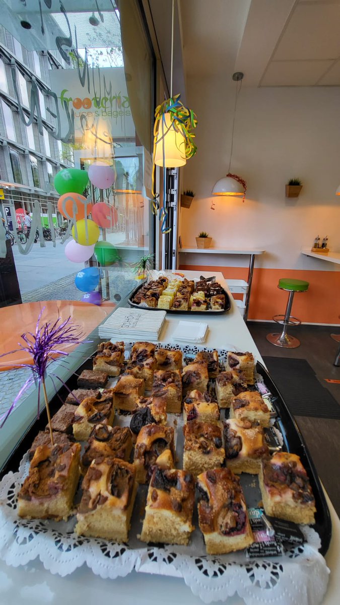frooteria's tweet photo. 📷📷📷
wir feiern geburtstag!
am 23.5.2008, vor exakt 15 jahren, haben wir die frooteria eröffnet und bieten euch seitdem smoothies, säfte, bagel, salate und noch einiges mehr an.
das möchten wir heute und noch den rest der woche mit euch feiern. wir freuen uns auf euren besuch! https://t.co/jq55R9q57H