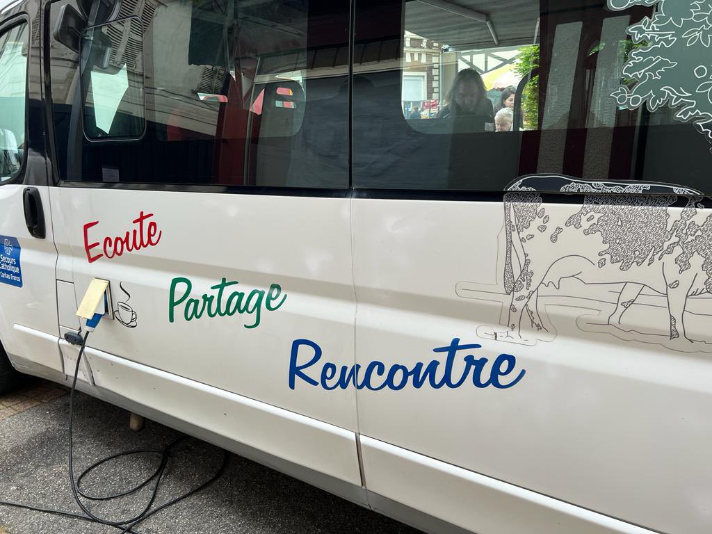 terlez's tweet photo. Le #Fraternibus, une magnifique initiative du Secours Catholique @caritasfrance pour rompre l’isolement en ruralité et faire naître la solidarité en chacun. 🙏 aux bénévoles et à @carsat_ndie et @msa_actu qui financent avec @EureenNormandie ce bus itinérant dans le sud de #eure https://t.co/62uqNJSkbE