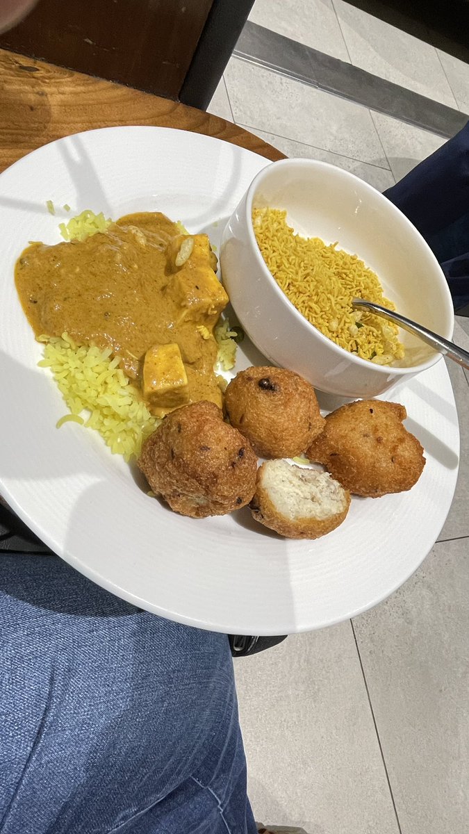 Seems like I can’t catch a break at @EncalmIndia lounge at Hyderabad domestic airport. This medu bonda is tasteless and no salt or flavor. The lounge is overcrowded and packed. Too noisy ACs don’t seems to work either. @RGIAHyd #GMR #EncalmLounge #HyderabadAirport