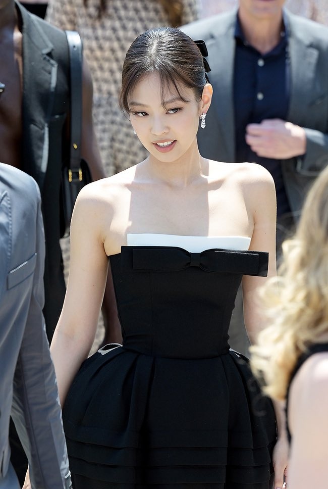 saintdemie's tweet photo. jennie ruby jane at the ‘the idol’ photo call in cannes 🎀 https://t.co/hTgHNBPLYU