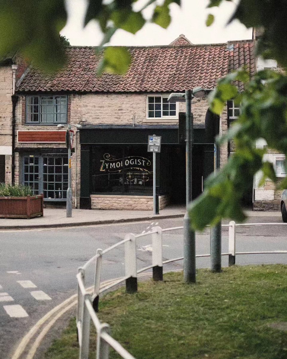 PaulBanksSigns's tweet image. Gold leaf window and door signs for The Zymologist in Thornton Dale last week. New restaurant serving small plates, pizza, craft beer and wine. 
#signwriter #signwriting