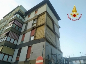 Crolla una controparete di una palazzina. Evacuate 18 persone tra cui bambini e anziani  ift.tt/9hf0T8U