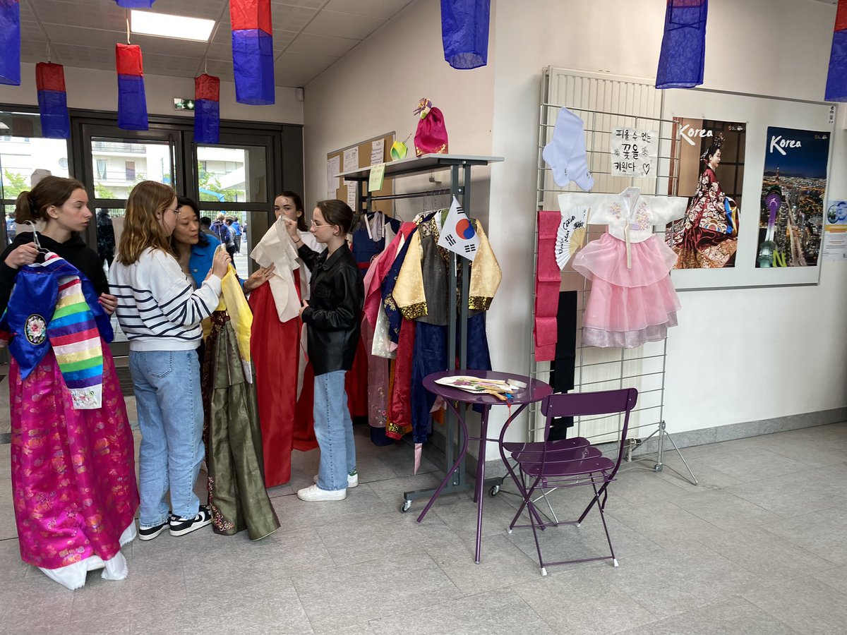 Fête de la #Corée aujourd’hui au collège Les Bruyères de #Courbevoie Au menu : ateliers de découverte des arts et de la culture coréenne, jeux, essayages de costumes traditionnels…