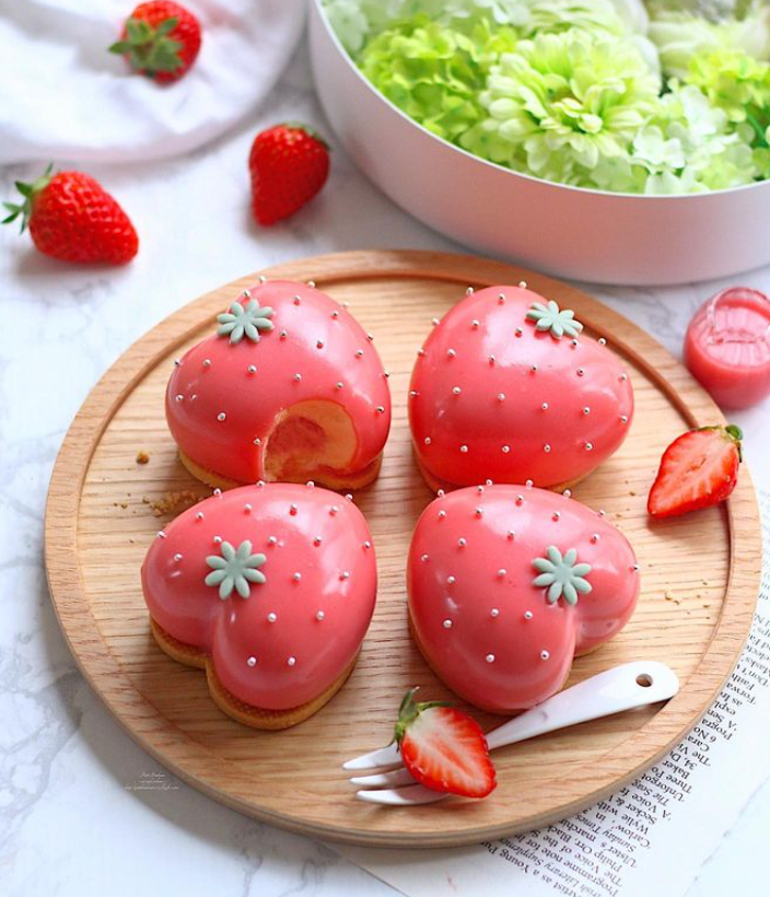 daily_dolce's tweet photo. Heart shaped mousse by PetitBonheur___ 💗🍓 https://t.co/RLvUXckvp1