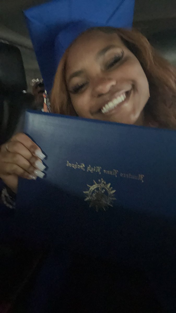 TORII3's tweet image. YA GIRL DID IT! 😂😂🎓