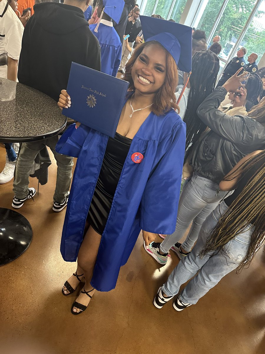 TORII3's tweet image. YA GIRL DID IT! 😂😂🎓