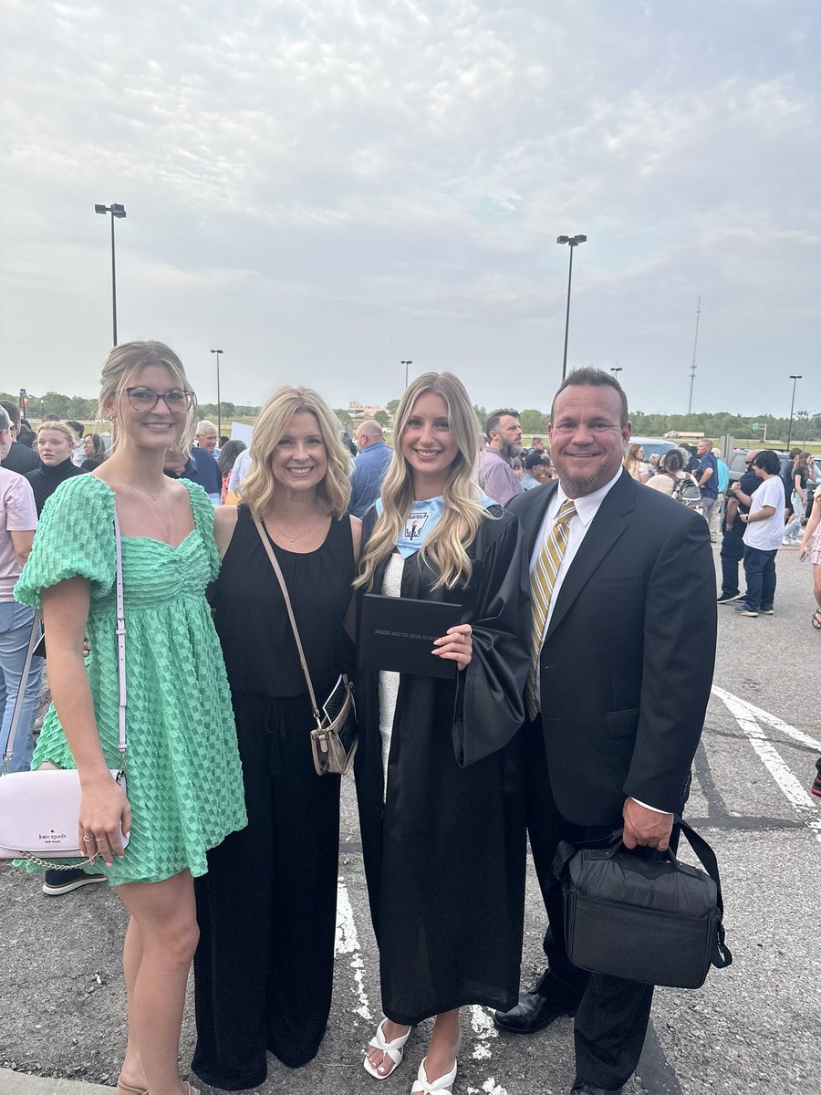 Happy Graduation to our girls of 2023 🥹🫶🏼 #MavsForever #ThankYouForEverything @mallorypruitt_ @Avery_lowe24 @vanillamaize @jeffreynlowe #TwitterlessIsabellaJohnson