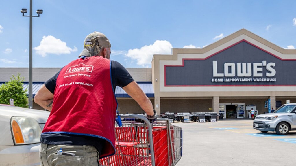 9figurefortune's tweet photo. Lowe’s cuts full-year sales forecast, as spending on do-it-yourself projects weakens https://t.co/RMyOo4D76f https://t.co/Uoeojhmqni