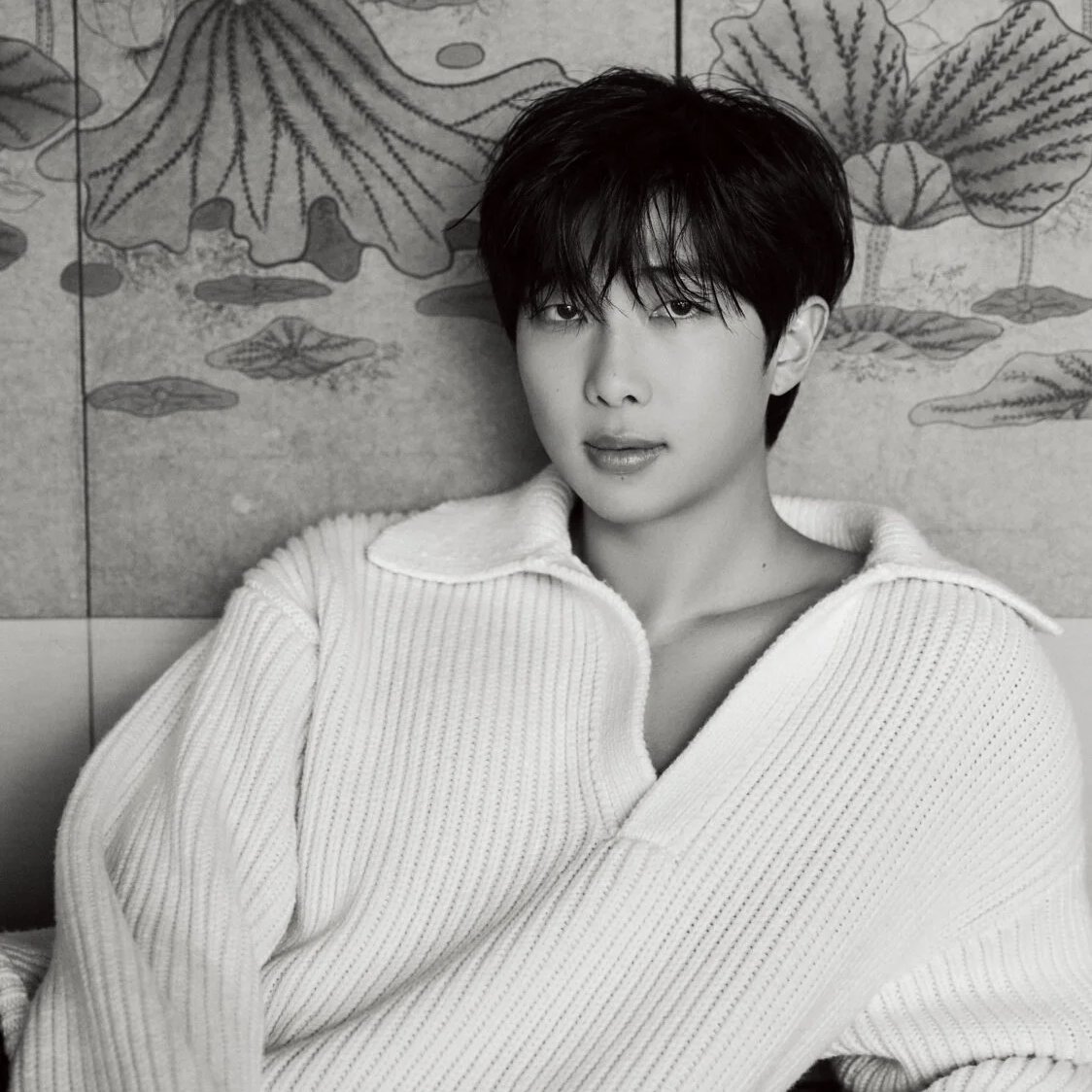 portalKNJ's tweet photo. NOSSO LÍDER! "RM continua suas reflexões ponderadas sobre o que significa fazer arte e ser humano, se estabelecendo como uma das mentes mais inteligentes da atualidade." — Grammy Recording Academy em artigo.

Leia o trecho completo: 
"RM sempre foi o principal porta-voz e produtor do grupo. Com seu trabalho, ele conquistou uma reputação estelar dentro e fora da Coreia do Sul, colaborando com artistas como Fall Out Boy, Lil Nas X, Younha, Tiger JK e Erykah Badu.

Nascido em Seul*, RM foi trainee da Big Hit Entertainment por três anos antes de debutar, onde aprimorou suas habilidades de compositor em músicas de pré-debut e trechos para outros grupos de K-pop. Como parte do BTS, o talentoso cantor e rapper lançou alguns solos: "Intro: O!RUL8,2?", de 2014, "Intro: What Am I to You?", "Reflection", de 2016, e "Trivia: Love" e "Persona", de 2019. 

Ele também foi o primeiro membro do grupo a lançar uma mixtape solo, RM, de 2015, que mostrou seu flow distinto e autorreflexões honestas sobre raiva e as contradições da fama. Em 2018, lançou sua segunda mixtape introspectiva e minimalista, Mono. Embora tão honesta sobre suas emoções quanto a primeira, Mono mostrou um lado mais pensativo, ou melhor, amadurecido, de RM. 

Em dezembro de 2022, ele lançou seu tão aguardado álbum de estúdio de estreia, Indigo. Descrito como "o último arquivo dos meus 20 anos", RM continua suas reflexões ponderadas sobre o que significa fazer arte e ser humano, estabelecendo-se como uma das mentes mais inteligentes da atualidade."

* Nota: RM menciona em seu discurso da UNICEF de 2018 que nasceu em Ilsan, uma cidade bem próxima a Seoul.