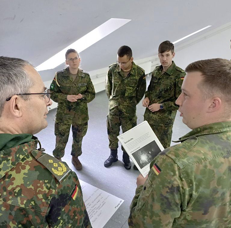 Weiter geht es beim #TagUnsererWerte in Munster beim #ArtBtl325 

Mit den Soldatinnen und Soldaten in der #Grundausbildung, geht es heute um den Blick in das „große“ #Heer

Die Bedeutung der Artillerie für das Gefecht ist den „alten“ klar. Unsere neuen #Kameraden haben noch 
1/2