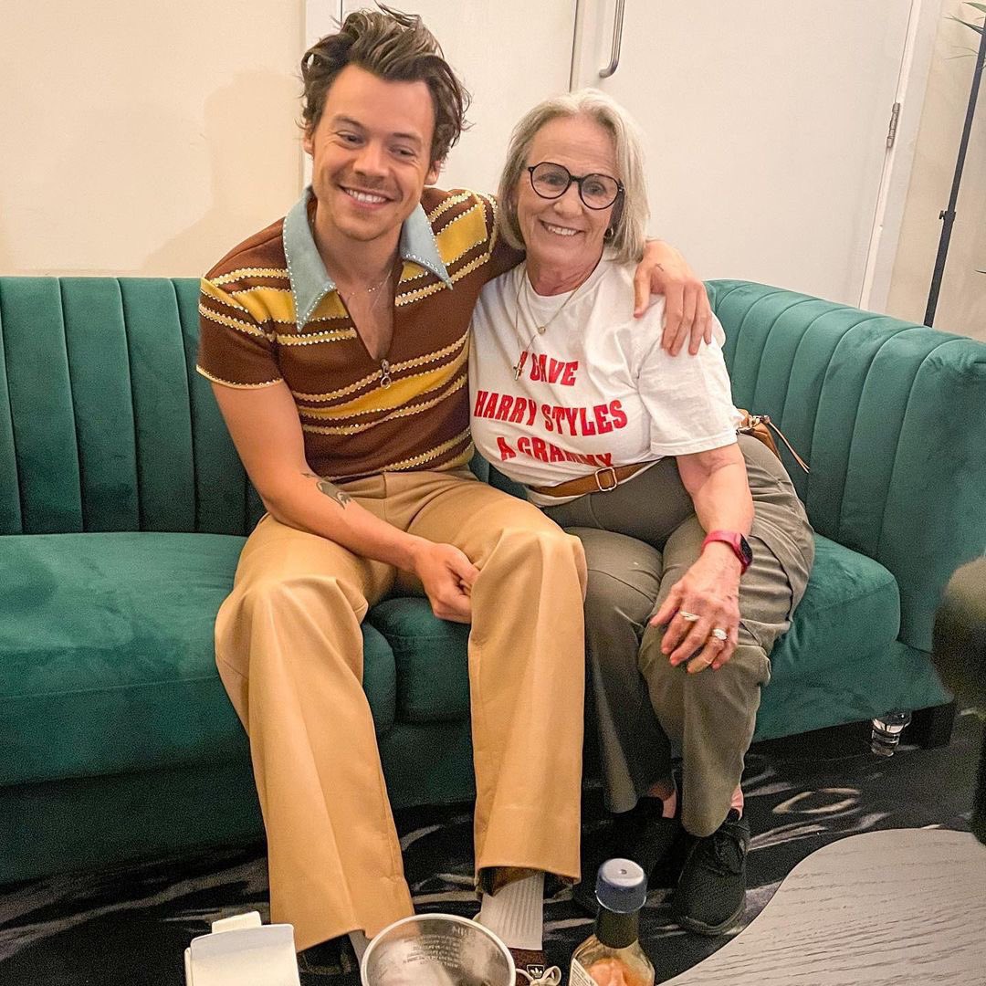 hsdaily's tweet photo. Reina via Instagram:
“Now, imagine my shock and joy when I was invited backstage to meet our Harry and have him walk-in towards me singing the song “Reunited And It feels so Good” by Peaches And Herb while giving me a hug.” https://t.co/eJ5Ge63MZT