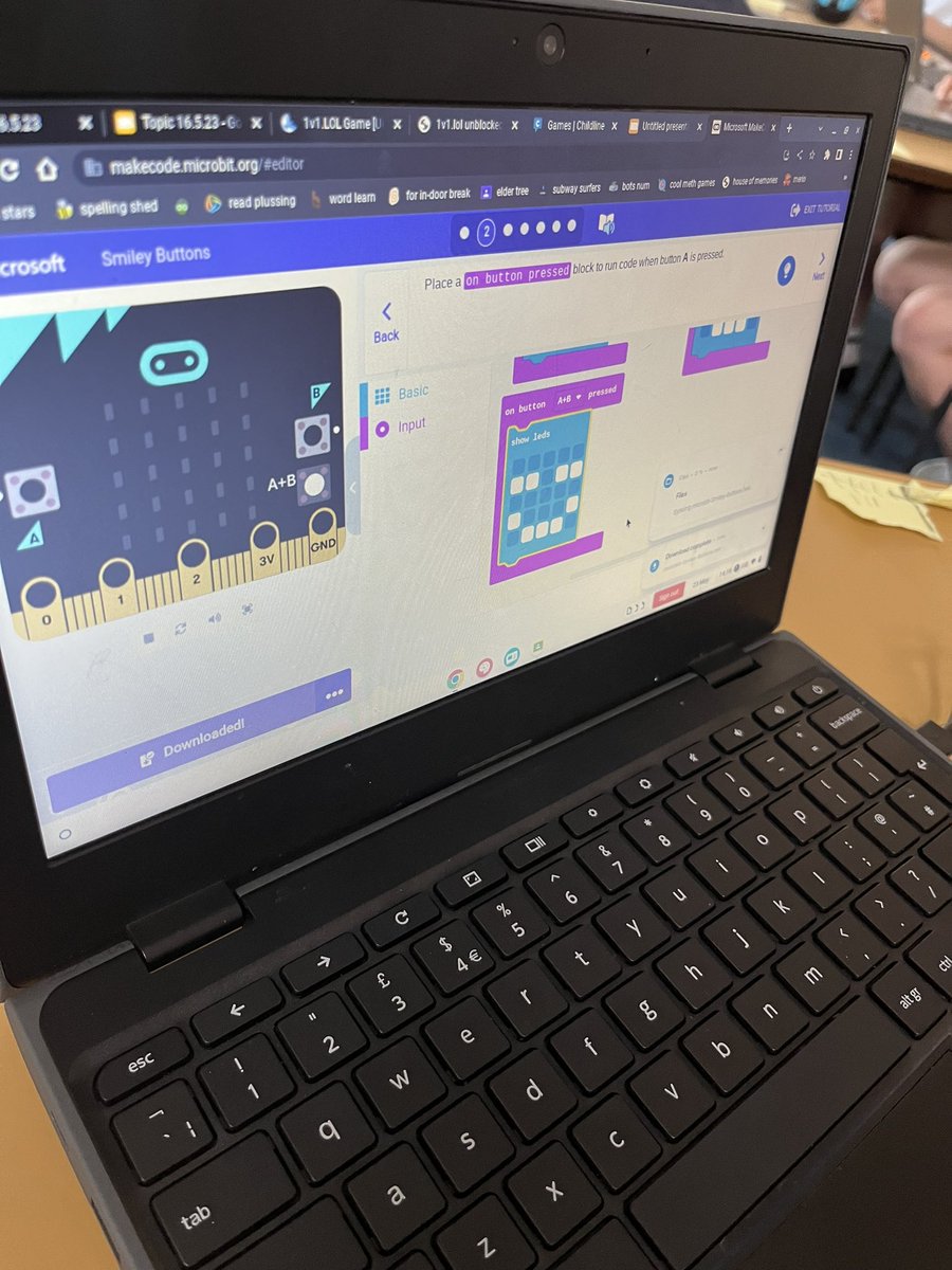 LakesideYork's tweet image. Computer science in action today in Year 6, as Team Elder got their hands on the Microbits for the very first time! Amazing collaboration and practical computer science in action. Thanks @VitalYork and @plattsch  #LakeComputing #computerscience #microbits