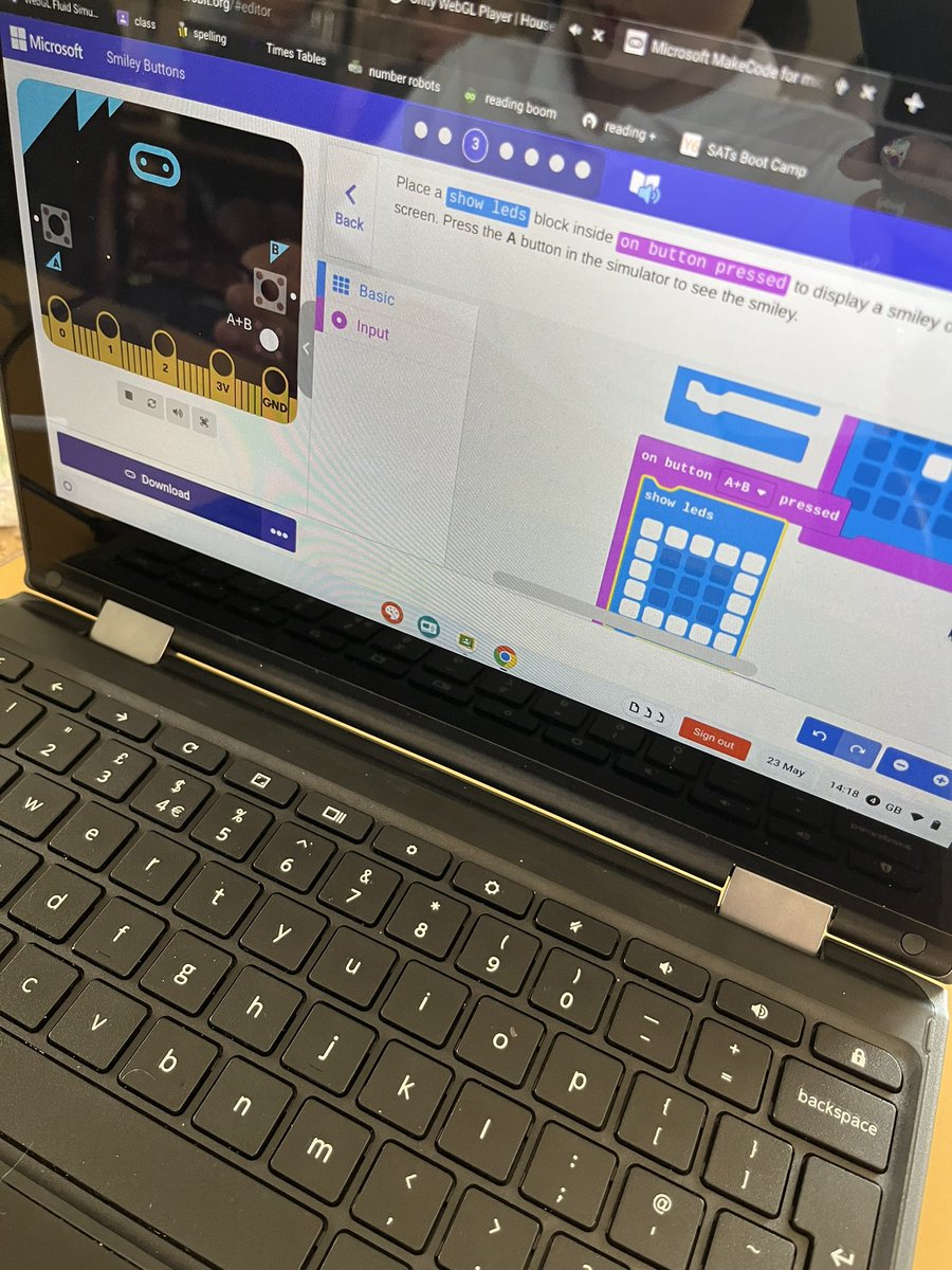 LakesideYork's tweet image. Computer science in action today in Year 6, as Team Elder got their hands on the Microbits for the very first time! Amazing collaboration and practical computer science in action. Thanks @VitalYork and @plattsch  #LakeComputing #computerscience #microbits