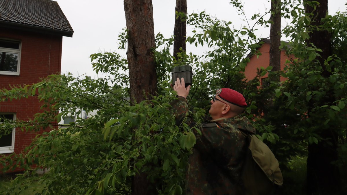 Teamgeist, Kameradschaft & Vertrauen heißt es beim #Heer​esweiten „Tag im Zeichen unserer Werte“. In #Augustdorf stehen für die Soldatinnen & Soldaten der #Panzerbrigade21 an verschiedenen Stationen Diskussionsrunden sowie herausfordernde Denksportaufgaben im Mittelpunkt.