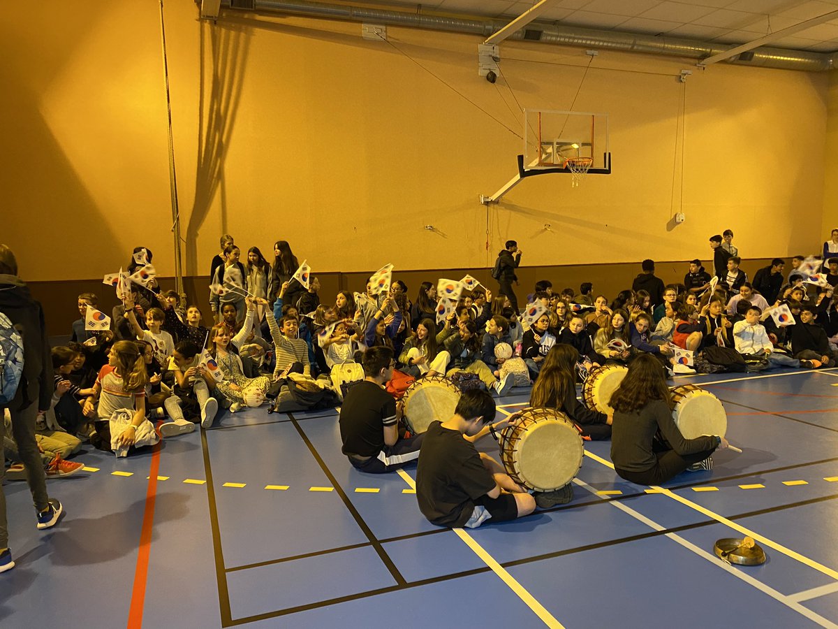 Fête de la #Corée toujours : grand spectacle de musique, chant traditionnel, danse des éventails, K pop et taekwondo devant des élèves très impressionnés