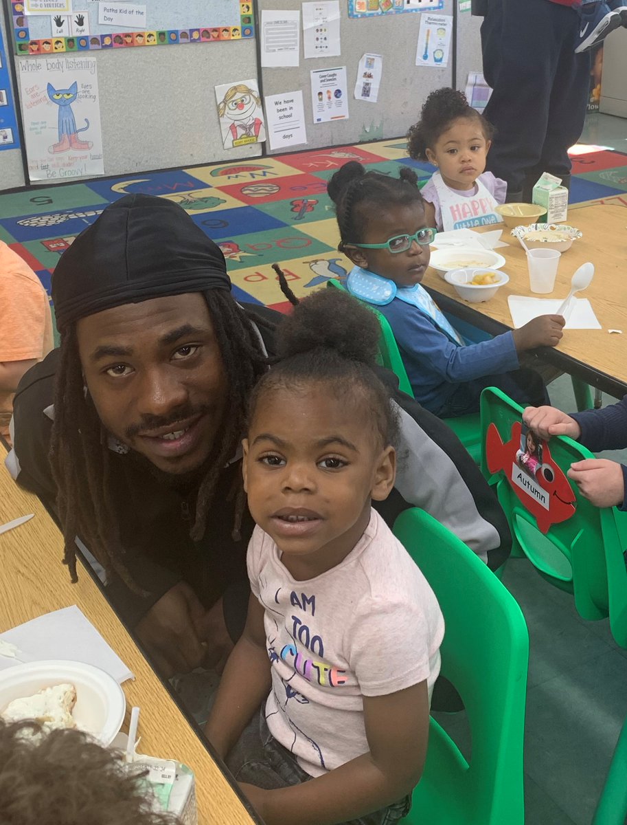 Our Hurlock Head Start center recently held a 'Donuts with Dudes' event to celebrate the special men in our students' lives.  Seeing so many smiles is a great way to start the day!
#earlyheadstart #headstart #communityaction #helpingpeoplechanginglives #preschooleducation