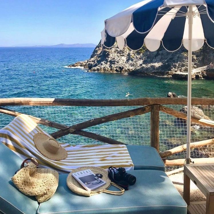 chanelkake's tweet image. summer days ♡