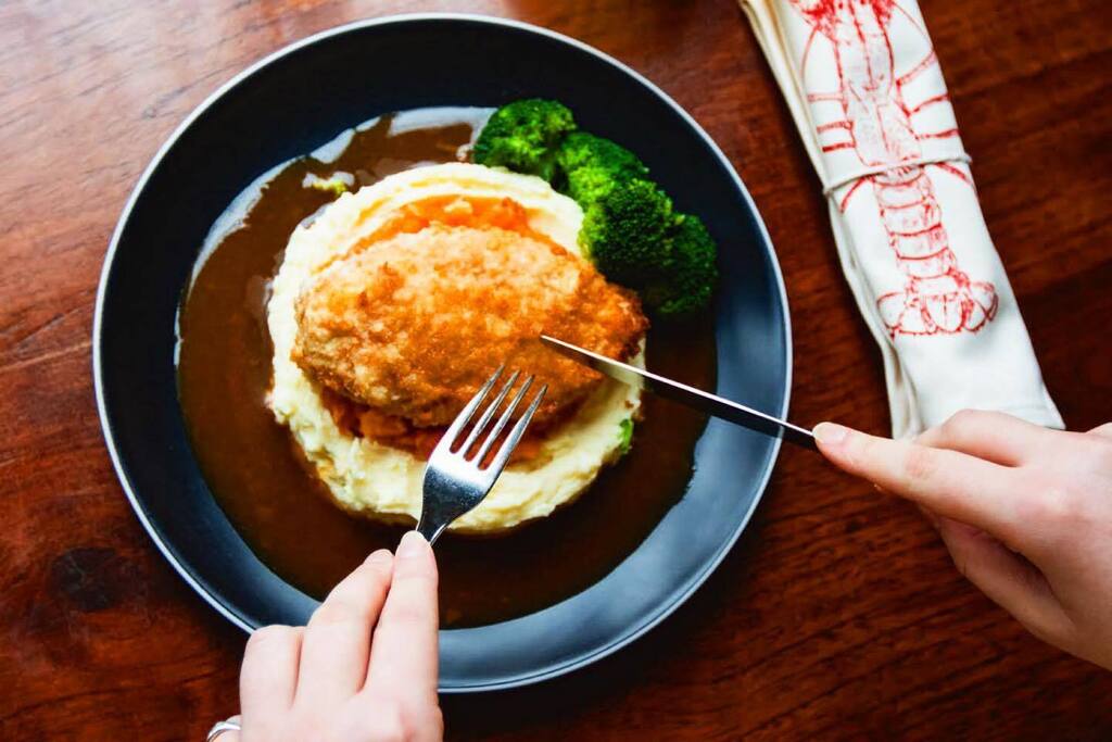 Restaurant quality at home? 💛

Pop in for one of our delicious meals to go like this homemade breaded chicken with garlic butter, creamy mashed potatoes and fresh veg ✨

#dinnerinspo #dinnertogo #galway #goodfoodgalway #galwayireland #irishfood instagr.am/p/CsljiqZsCcX/