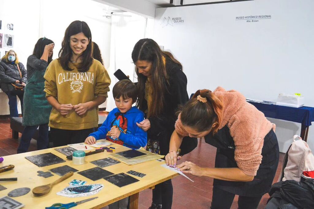 🌠 UNA NOCHE EN LOS MUSEOS EN EL HISTÓRICO REGIONAL

💃 📖 En el Museo Histórico Regional y en el marco de “Una Noche en los Museos”, lxs vecines disfrutaron de estampas con Xylón, feria, danzas circulares, visitas guiadas para conocer el espacio, su pa… instagr.am/p/CsljeAFuqLF/