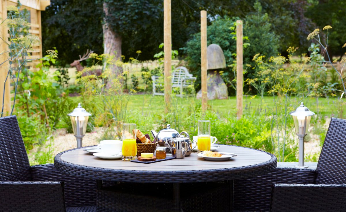 pipeandglass's tweet photo. A luxurious mid-week getaway with your own private patio... ideal for sunny days ahead.
#pubswithrooms #luxuryrooms #midweekgetaway☀️ #TuesdayTreat #wednesdayvibes #thursdayvibes #yorkshire #pubswithgardens #michelinpubs #pubswithviews #summerready #sunnyday #patioseason https://t.co/4j3snraZrp