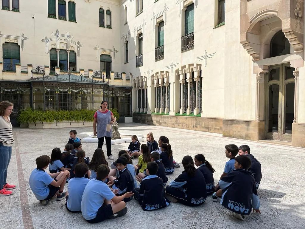 La Casa Alegre de Sagrera és un edifici emblemàtic de la nostra ciutat. Per això els alumnes de 4t l'han visitat i han pogut conèixer com era la vida i què es feia en aquesta casa en una època on la indústria tèxtil era molt important a Terrassa. També h… instagr.am/p/CslhdshtjJl/