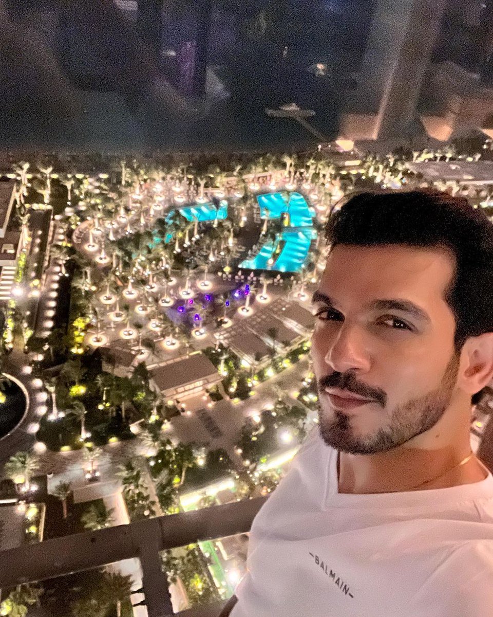 talkingbling's tweet photo. This is what a decade of being in love looks like ๐ They are couple goals ๐คฉ
.
.
.
.
#arjunbijlani #nehaswami #arjunneha #marriedlife #couplegoals #talkingbling https://t.co/7jTSAonApz