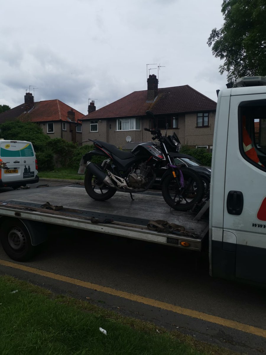 MPSRTPC's tweet photo. HillingdonSTT2 at it again ,officers on patrol spotted this one ,checks done ,no insurance and disqual driving #wewillfindyou #offtothepound https://t.co/KsX8s5P4bz