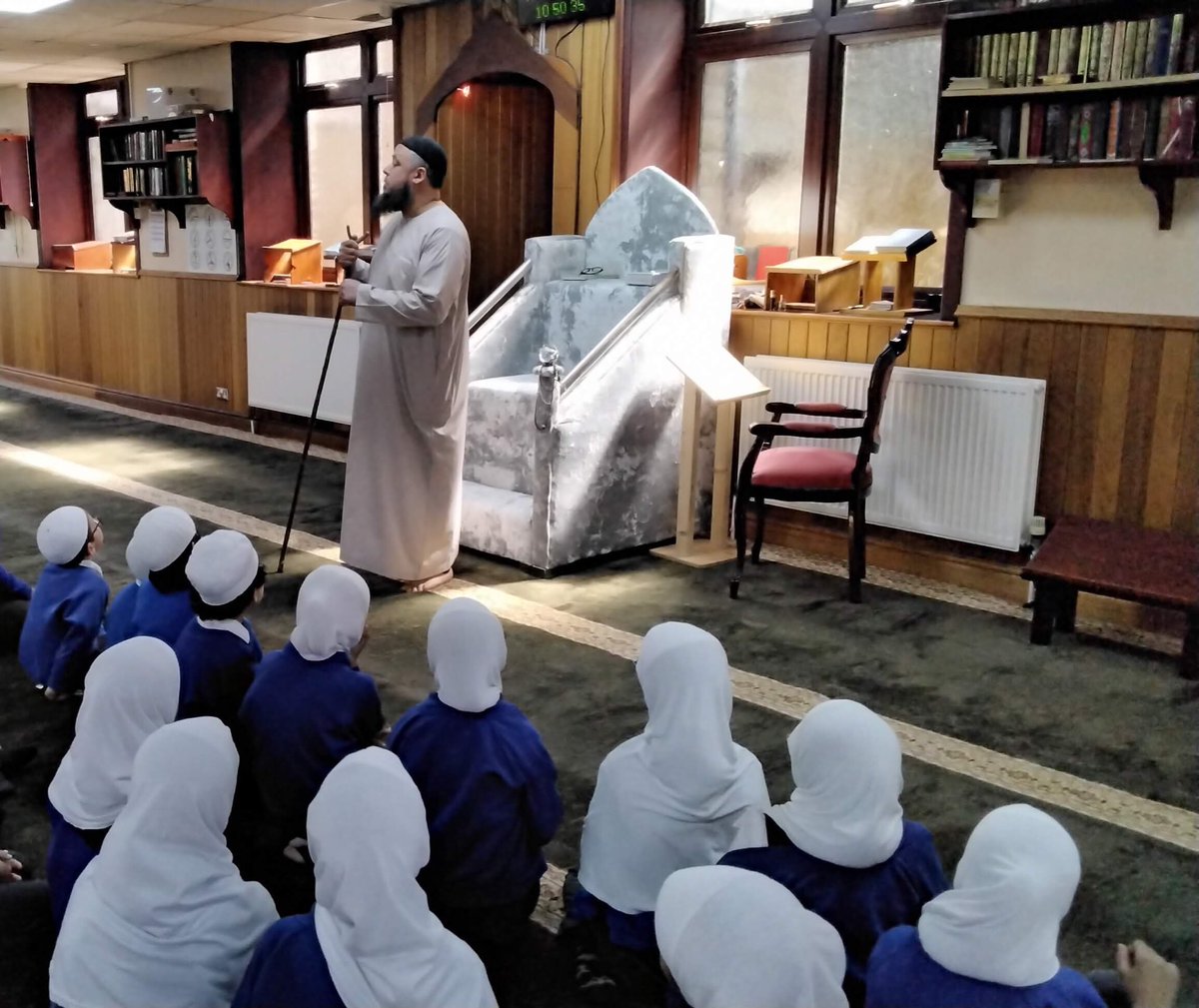 ParadisePrimary's tweet photo. A big Jazakallah to Maulana Farooq for a pleasant and insightful visit to @ZakariaMasjid. Children were given the opportunity to partake in wudhu (ablution) and salah in the prayer hall. The quiz with staff and children was great! Such an amazing opportunity for our Year 2! https://t.co/42fJP9cAu0
