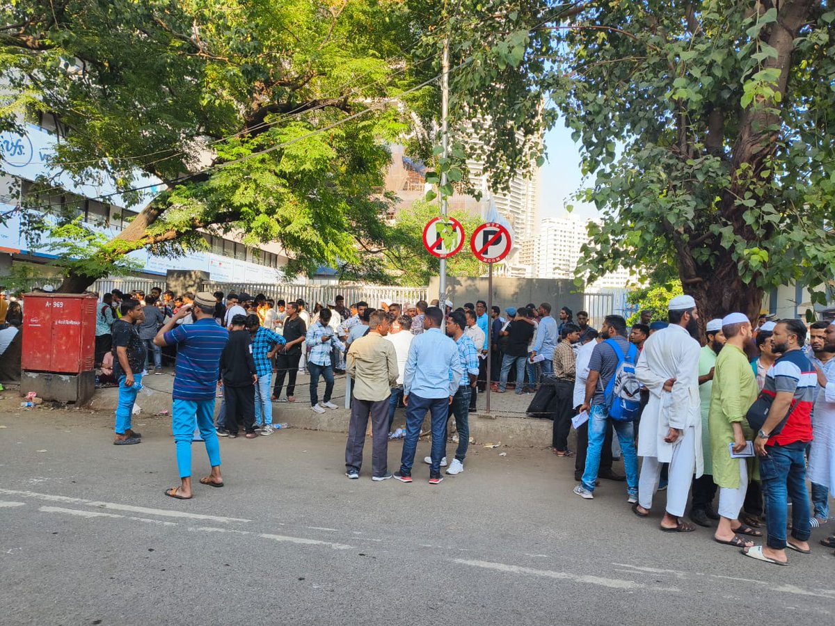 ArifSha00483271's tweet photo. @KSAembassyIND @KingSalman @KSAconsulateBOM @Saudi_Gazette @VisitSaudi 
people standing in line form morning till evening to vfs for Bio metric and visa process but who cares they are not human they are animals. One family with 4 months old was made to sit in vfs for 7 hours. 1/2 https://t.co/5l7VO9GPqR