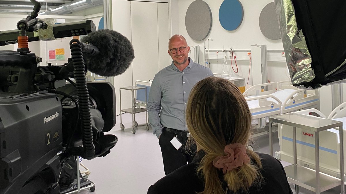 UclDk's tweet photo. 5 millarder til sundhedssektoren. Det er tiltrængt, men der kommer stadig til at mangle masser af hænder.
@tv2fyn kom forbi @ucldk og interviewede sundhedsdirektør @KimBgJensen1 om, hvordan vi får flere uddannede sundhedsprofessionelle. 
Se med kl. 19.30 i aften. https://t.co/d2os0BFPnv