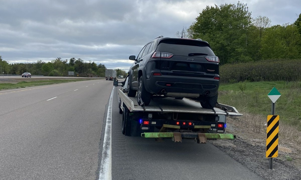 #LeedsOPP spotted this vehicle traveling 166 km/hr through an 80 km/hr construction zone on #HWY401. The vehicle then passed the cruiser at 175 km/hr. This is the perfect recipe for: a stunt charge, a 14-day vehicle impound, a 30-day license suspension and a court date. ^jpm