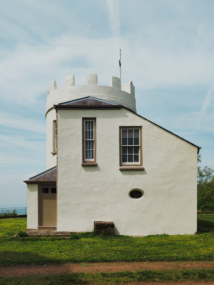 If you're an Eighteenth Century gent who loves a picnic and you have a few spare quid burning a hole in your frock coat, what do you do?

Build a tiny picnic castle on a hill, of course!

Where? Why? How? Read on .. 🧵