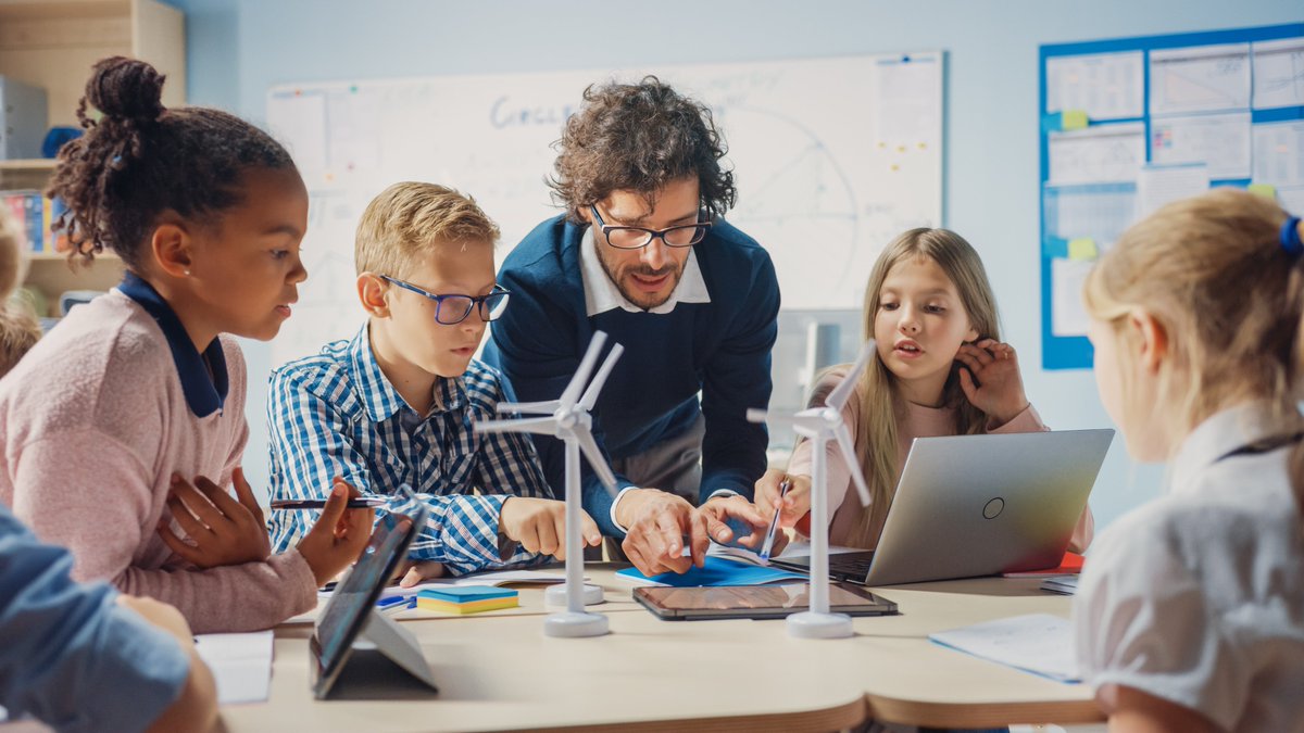 OECDEduSkills's tweet photo. 🤔How much time children can - or not - spend in front of a screen 💻?

Our new 📕"Empowering Young Children in the Digital Age" reports that it is not just about time ⏲️but mainly about the quality of the content and the activity.

Find out more 👉https://t.co/my1srsUtHq https://t.co/Ov8RgPQPNz