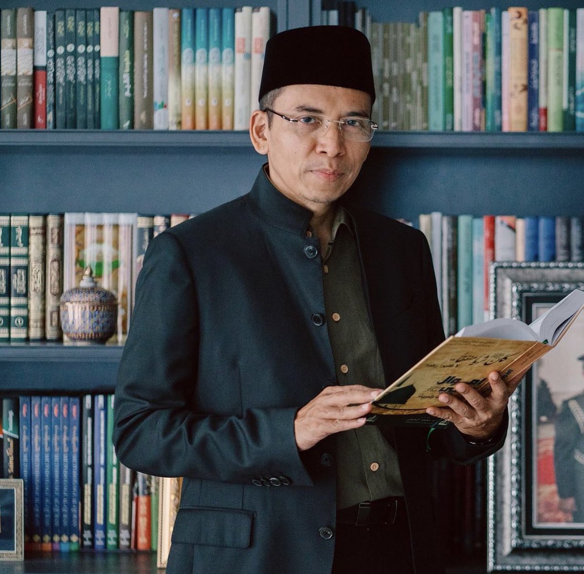 KakekHalal's tweet photo. Anies Tidak Fair
Oleh : Tuan Guru Bajang

Saya menyimak pidato bakal calon presiden Bapak Anies Rasyid Baswedan semalam. Pidatonya menarik, satu hal dari pidato tersebut beliau mengkoparasi pembangunan jalan tidak berbayar pada masa Presiden SBY dengan masa Presiden Jokowi.

Beliau sampaikan bahwa pada masa Presiden SBY 10 tahun itu, beliau membangun 144.000 jalan non tol mulai jalan provinsi, jalan nasional, dan jalan kabupaten kota. Jauh lebih tinggi dibanding pencapaian Presiden Jokowi selama 9 tahun yaitu hanya 19.000 kilometer.

Beliau sampaikan perbandingan tujuh setengah kali lipat pada masa Pak SBY lebih banyak dibanding dengan masa Pak Jokowi.

Menyimak pidato ini saya punya satu catatan bahwa Mas Anies Rasyid Baswedan tidak menyebut, atau melupakan. Saya tidak tahu ini sengaja atau tidak sengaja, mestinya sebagai seorang calon presiden memaparkan secara utuh.

Beliau tidak menyebutkan tentang jalan desa yang terbangun pada masa Presiden Jokowi pada masa 9 tahun sampai akhir 2022 itu ada lebih dari 316.000 KM jalan desa yang dibangun oleh Presiden Jokowi.

Kita tahu kalau bicara tentang mengurangi kesenjangan masyarakat, tentang mewujudkan keadilan sosial bagi seluruh rakyat Indonesia salah satu instrumennya adalah meningkatkan kemakmuran di tingkat desa, dan meningkatkan kemakmuran di tingkat desa itu artinya mempercepat aktivitas ekonomi, meningkatkan aktivitas ekonomi, dan memperbesar porsi ekonomi yang diperoleh oleh masyarakat desa.

Salah satu strateginya adalah dengan mengurangi biaya logistik, memperlancar arus barang dan jasa produksi-produksi petani kita, padi, kedelai, sapi dan segala macam yang diproduksi di tingkat desa itu harus dapat diakses dengan mudah, harus memiliki sarana logistik yang baik. 

Karena itu pembangunan atau jalan desa itu memegang peranan yang sangat penting untuk menghadirkan kehadiran sosial bagi seluruh rakyat Indonesia, mengurangi ketimpangan antara desa dan kota.

Jadi Mas Anies sebenarnya kalau fair apa adanya beliau seharusnya menyebutkan bahwa pada masa Presiden Jokowi dan lebih dari 316.000 kilometer jalan biasa yang tidak terbangun pada masa sebelumnya. 

Belum lagi kalau kita bicara infrastruktur lain di tingkat desa ada lebih dari satu setengah juta meter jembatan tingkat desa, ada lebih dari 500.000 unit air bersih, ada 42.000 lebih Posyandu, dan beragam infrastruktur di tingkat desa yang menjadi konsep dari bapak Presiden Jokowi selama 9 tahun pembangunan.

Dengan demikian kalau kita menyampaikan data secara utuh pembangunan jalan tidak berdaya pada masa Presiden Jokowi mulai jalan nasional, Jalan provinsi, jalan kabupaten kota, dan jalan desa maka angkanya adalah sekitar 340.000 KM jauh di atas pembangunan jalan tidak berbayar pada era sebelumnya.

Terima kasih itu catatan saya, terima kasih kepada Mas Anies Baswedan yang sudah menarik gagasan kontestasi kepemimpinan menuju kepada kontestasi gagasan. Hanya mohon data-data disampaikan secara utuh jangan setengah-setengah.