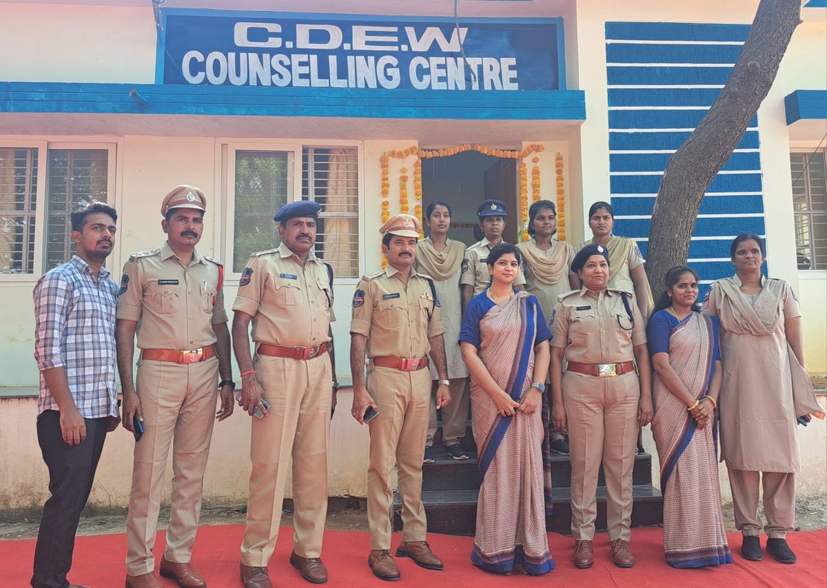 MalkajgiriCop's tweet photo. Simultaneously 4 #CDEWs were inaugurated across the Commissionerate-
Uppal by @jtcprck Sri V.Satyanarayana IPS, Kushaiguda by #DCP_Admin Smt P.Indira,
Meerpet by @DCPLBNagar Smt B.Sai Sri, Pahadisharief by DCP @CyberCrimeRck Smt B.Anuradha IPS, & @DCPMaheshwaram Sri Ch. Srinivas. https://t.co/0zxy6EZFv6