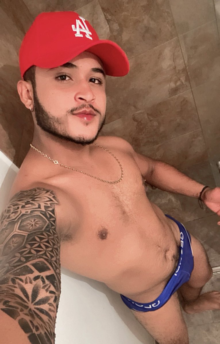 MaceaBallena's tweet photo. Mi primera puti foto. Favor apoyar el emprendimiento colombiano 🫣 https://t.co/2cTkQSAlhh