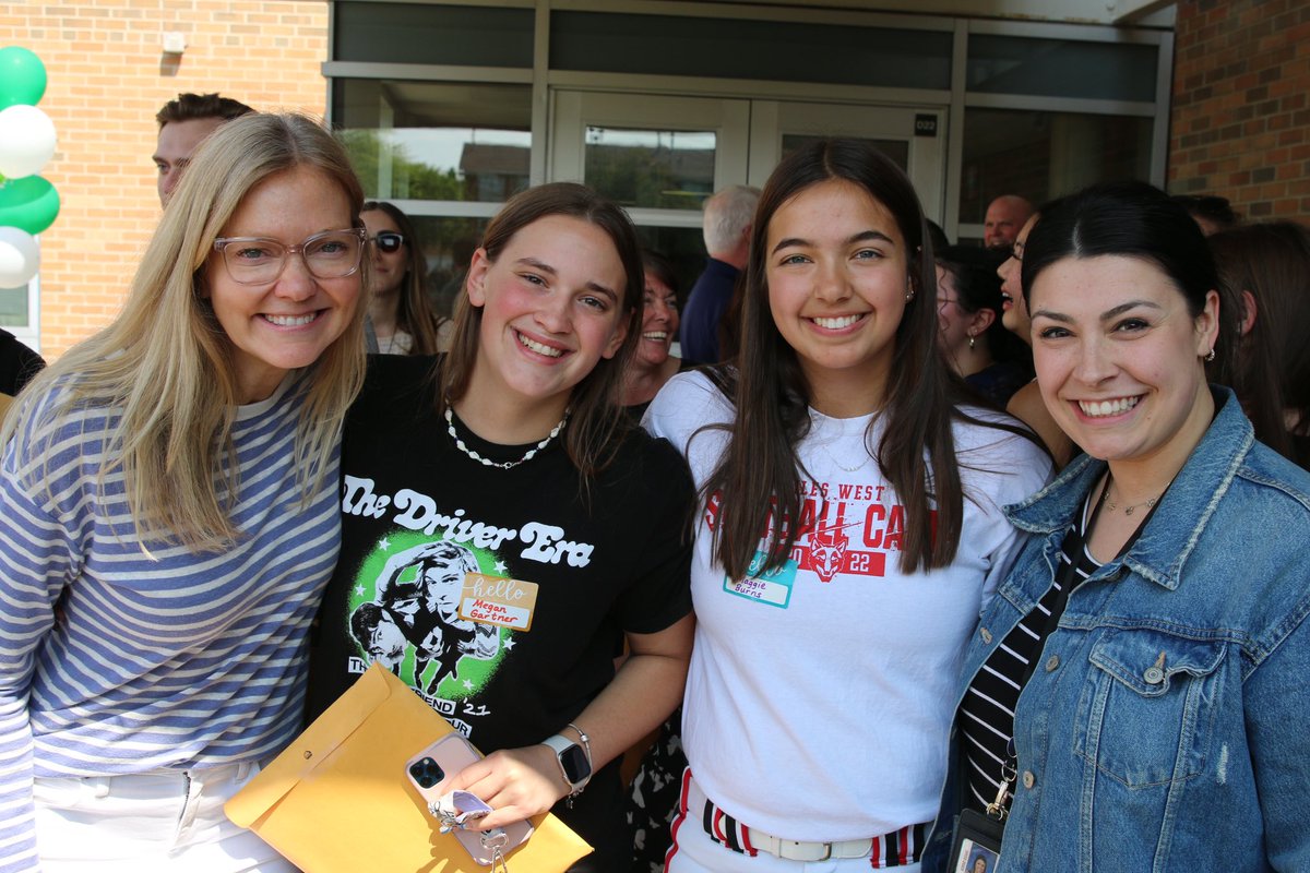 MsTKlein72's tweet photo. Congrats to the Niles West graduating seniors! We wish you the best in college and beyond! Thank you for coming back to visit! 🎓💚
Check out more pictures from the reunion! 
👇🏻👇🏻👇🏻👇🏻
https://t.co/v29NIeBaz3
@MrLopatkaFV72 @FairviewD72 @MrsAltschulSD72 @MsWalder_sd72 @mburns_17 https://t.co/V92RsHgBod