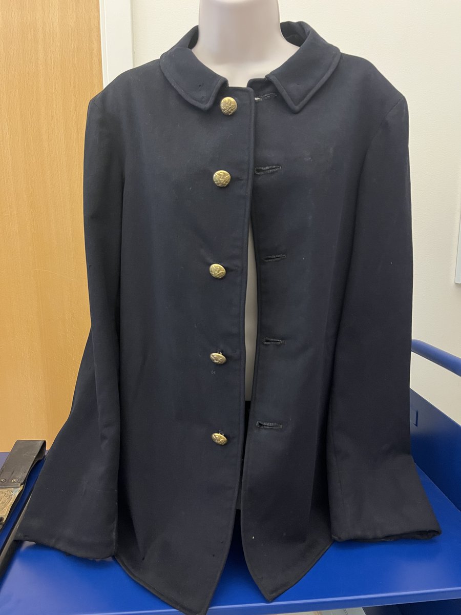 psuhbgasc's tweet photo. Pictured here is a fatigue blouse from the United States Army Volunteers, and a Model 1895 forage cap worn by officers. 
-Materials and information provided by the NGP History Project https://t.co/xHbkr0owGP
