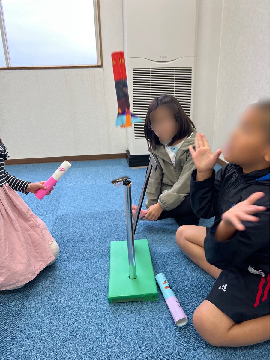 astro_tomobe's tweet photo. ☆今日のできた！
工作でロケット制作をしました。カラフルで個性的なロケットを発射台から飛ばしました。天井にぶつかるロケットに「ウェーイ！」と歓声を上げてみんな笑顔。どこまで飛ぶか飛距離も競いました。みんな元気にロケットを打ち上げることができた！
#手作りロケット 
#できたを増やす！ https://t.co/KKJG5LpED6