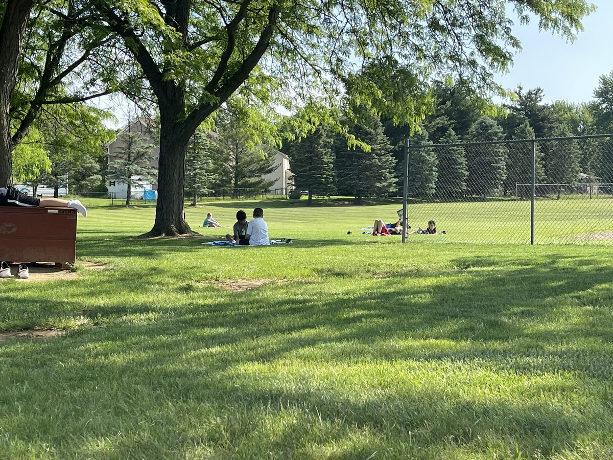 MrsBueningNBE's tweet photo. Ss enjoying this beautiful weather @NBEbulldogs for reading outside with our team @MCoxClass https://t.co/9ZSXKuVh0F