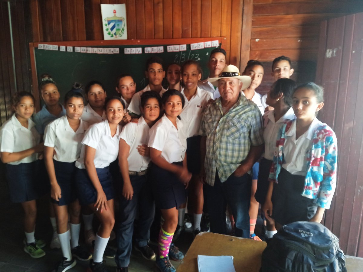 Realiza visita a nuestro centro el hijo del mártir de la escuela ‘’Israel Pardo Guerra’’, él mismo realiza intercambio con estudiantes y trabajadores. <a href="/CubaMined/">MINED</a>
@demguama <a href="/dpeStgo/">DGE Santiago de Cuba</a> <a href="/SantiagodeCuba/">Santiago de Cuba</a> #Guamá.